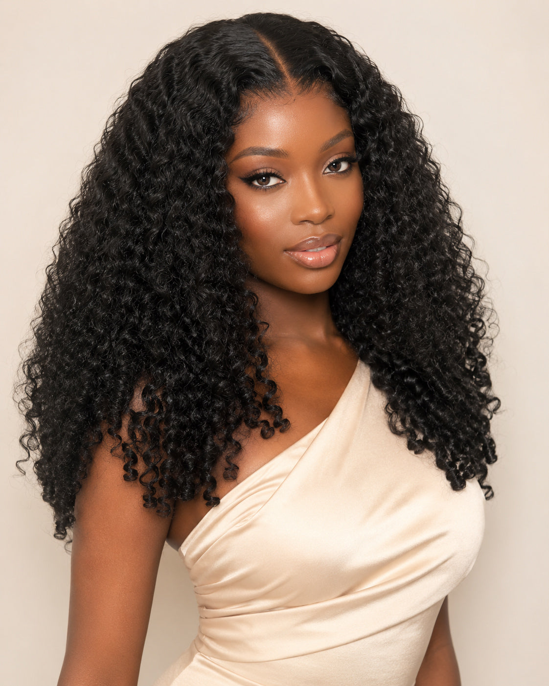 Perruque bouclée volumineuse sans colle, noir naturel, portée