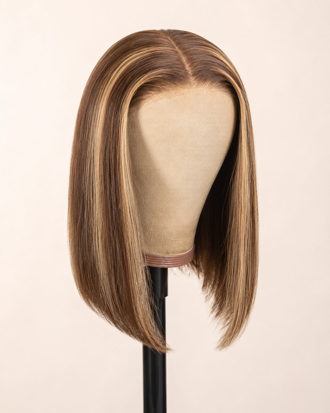 Perruque carré lisse mèches caramel sans colle, portée