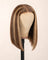 Perruque carré lisse mèches caramel sans colle, portée