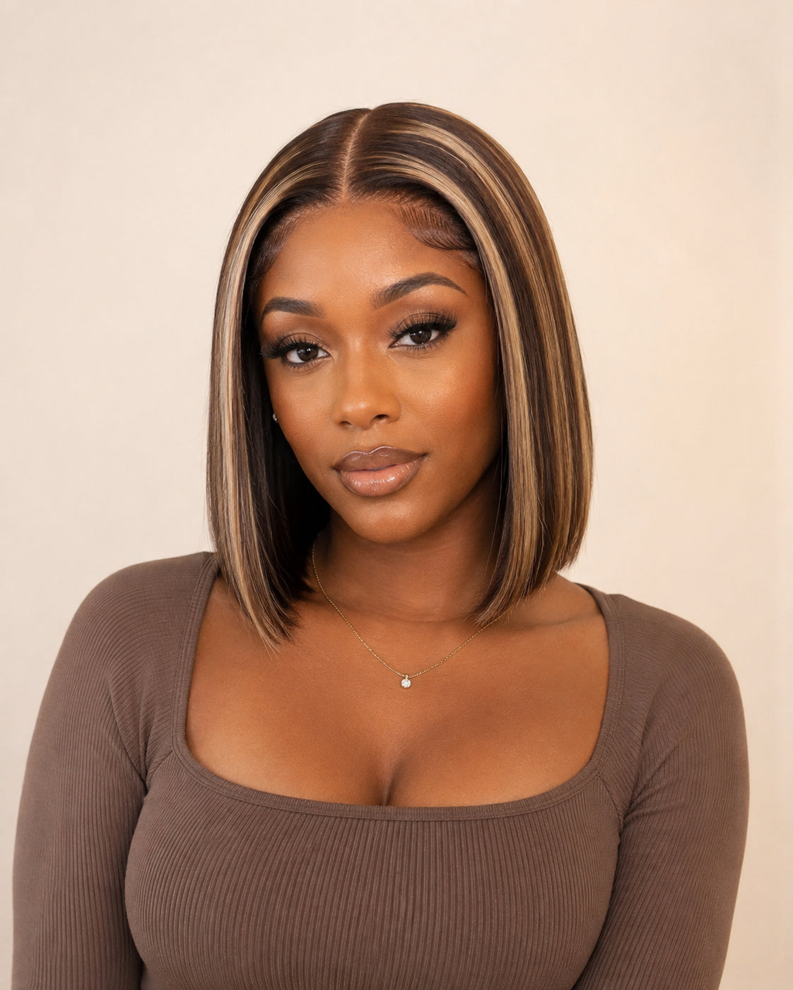 Perruque carré lisse mèches caramel sans colle, portée